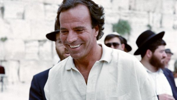 ИГЛЕСИЈАС ОПТУЖЕН ЗА СЕКСУАЛНО ЗЛОСТАВЉАЊЕ: Две раднице оптужиле шпанску музичку звезду