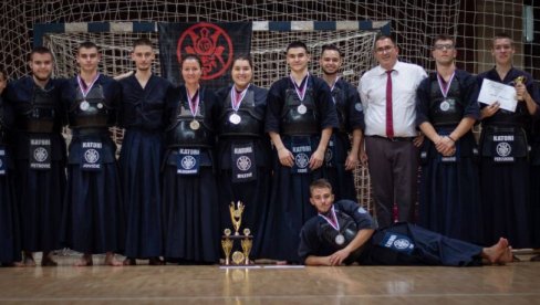 MEDALJE ZA PARAĆINSKE KENDOKE: Zlato i srebro sa ekipnog Kendo šampionata Srbije (FOTO) MEDALJE ZA PARAĆINSKE KENDOKE: Zlato i srebro sa ekipnog Kendo šampionata Srbije (FOTO)