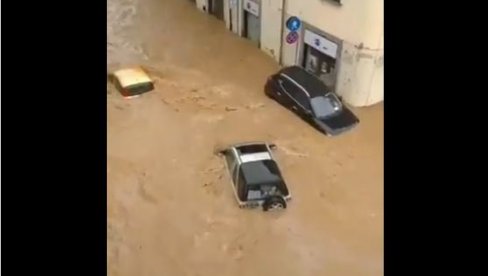 KATAKLIZMA U ITALIJI: Nevreme pogodilo sever zemlje, bujica nosila automobile - nestala turistkinja (VIDEO) KATAKLIZMA U ITALIJI: Nevreme pogodilo sever zemlje, bujica nosila automobile - nestala turistkinja (VIDEO)