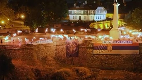 СРЦЕ ХЕРОЈА ЗАУВЕК ЖИВИ: Калемегдан у бојама српске тробојке - у част убијеним херојима из Бањске (ВИДЕО) СРЦЕ ХЕРОЈА ЗАУВЕК ЖИВИ: Калемегдан у бојама српске тробојке - у част убијеним херојима из Бањске (ВИДЕО)