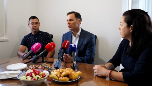 SINIŠA MALI U POSETI MARINI I SAŠI VASIĆ, KOJI SU KUPILI STAN: Više od 3.000 porodica uzelo stambeni kredit za mlade - nastavljamo program