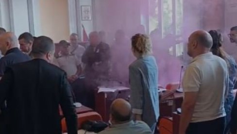 OPOZICIJA PRAVI HAOS U ZAJEČARU: Bacili dimnu bombu u Skupštini - prskali biber sprejem odbornike (VIDEO)