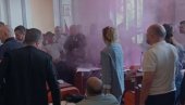 OPOZICIJA PRAVI HAOS U ZAJEČARU: Bacili dimnu bombu u Skupštini - prskali biber sprejem odbornike (VIDEO)