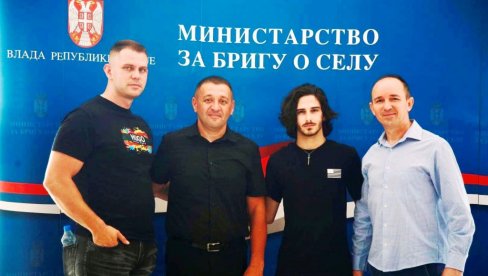 СЕОСКЕ КУЋЕ ЗА АЛЕКСУ И САШУ У ПАРАЋИНСКОЈ ОПШТИНИ: Потписани уговори у Министарству за бригу о селу СЕОСКЕ КУЋЕ ЗА АЛЕКСУ И САШУ У ПАРАЋИНСКОЈ ОПШТИНИ: Потписани уговори у Министарству за бригу о селу