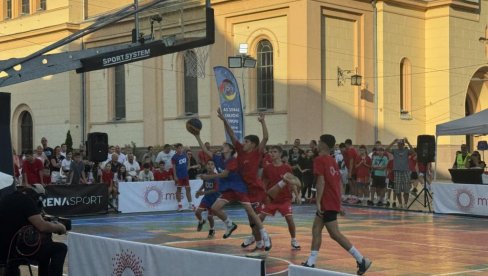 BASKET U CENTRU: Mladi Zrenjaninci radno, pod obručima, obeležili evropsku nedelju sporta BASKET U CENTRU: Mladi Zrenjaninci radno, pod obručima, obeležili evropsku nedelju sporta