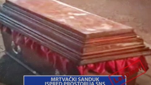 LAŽOMER: Mrtvački sanduk ispred prostorija SNS (VIDEO) LAŽOMER: Mrtvački sanduk ispred prostorija SNS (VIDEO)