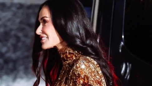 DEMI MUR U ZLATU OD GLAVE DO PETE: Glumica došla na Nedelju mode u Milanu i ukrala svu pažnju! (FOTO) DEMI MUR U ZLATU OD GLAVE DO PETE: Glumica došla na Nedelju mode u Milanu i ukrala svu pažnju! (FOTO)