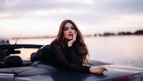 SA 22 GODINE POČELA KARIJERU: Pevačica sanja učešće na Pesmi za Evroviziju (FOTO) SA 22 GODINE POČELA KARIJERU: Pevačica sanja učešće na Pesmi za Evroviziju (FOTO)