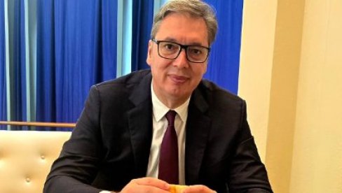 VUČIĆ VEČERAO POSLE GOVORA U UN: Navalio na sendviče, skuplja energiju za predstojeće sastanke (FOTO)