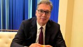 ВУЧИЋ ВЕЧЕРАО ПОСЛЕ ГОВОРА У УН: Навалио на сендвиче, скупља енергију за предстојеће састанке (ФОТО)