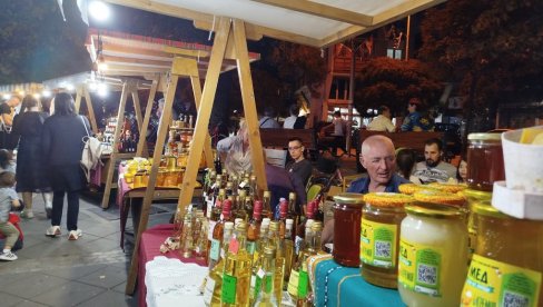 ДАН МЕДА У ПАРАЋИНУ: Једнодневна манифестација Друштва пчелара Грза ДАН МЕДА У ПАРАЋИНУ: Једнодневна манифестација Друштва пчелара Грза