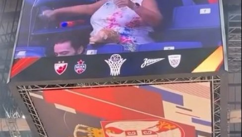 RUSIJA I SRBIJA U NEVERICI ZBOG SCENE IZ ARENE: Svi su gledali šta ova žena radi usred utakmice! (VIDEO) RUSIJA I SRBIJA U NEVERICI ZBOG SCENE IZ ARENE: Svi su gledali šta ova žena radi usred utakmice! (VIDEO)