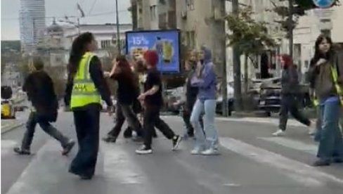 BLOKADERI OPET MALTRETIRAJU NAROD: Desetak zgubidana blokiralo raskrsnicu - narod besan (VIDEO) BLOKADERI OPET MALTRETIRAJU NAROD: Desetak zgubidana blokiralo raskrsnicu - narod besan (VIDEO)