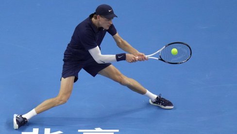 NOVAK ĐOKOVIĆ PONIŽEN OD ITALIJANA: Janik Siner ubedljivo očitao lekciju Srbinu NOVAK ĐOKOVIĆ PONIŽEN OD ITALIJANA: Janik Siner ubedljivo očitao lekciju Srbinu