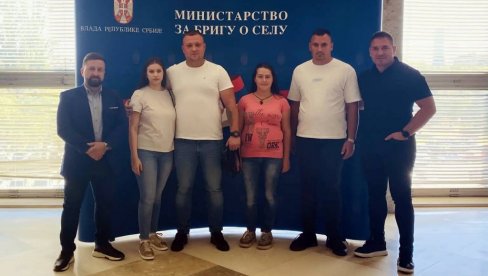 ОЖИВЕЋЕ ЈОШ ТРИ СЕОСКЕ КУЋЕ: У министарству потписани уговори са породицама из Пландишта ОЖИВЕЋЕ ЈОШ ТРИ СЕОСКЕ КУЋЕ: У министарству потписани уговори са породицама из Пландишта