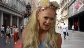 ПРОЛАЗНИЦИ У ШОКУ: Беби Дол ухваћена како пева у Кнез Михаиловој (ВИДЕО)