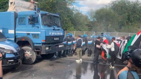 ДЕСЕТ ДЕМОНСТРАНАТА ПОВРЕЂЕНО У СУКОБИМА СА ПОЛИЦИЈОМ: Гађали флашама, каменицама и петардама (ВИДЕО)
