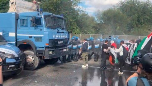 DESET DEMONSTRANATA POVREĐENO U SUKOBIMA SA POLICIJOM: Gađali flašama, kamenicama i petardama (VIDEO) DESET DEMONSTRANATA POVREĐENO U SUKOBIMA SA POLICIJOM: Gađali flašama, kamenicama i petardama (VIDEO)