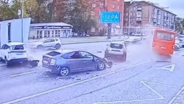 ТЕЖАК ЛАНЧАНИ СУДАР: Међу повређенима и деца (ВИДЕО) ТЕЖАК ЛАНЧАНИ СУДАР: Међу повређенима и деца (ВИДЕО)