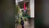 ГОСПОЂА НЕ КРИЈЕ ОДУШЕВЉЕЊЕ! Подршка грађанима који шетају против насиља и блокада у Котежу (ВИДЕО) ГОСПОЂА НЕ КРИЈЕ ОДУШЕВЉЕЊЕ! Подршка грађанима који шетају против насиља и блокада у Котежу (ВИДЕО)