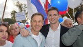 MALI I BRNABIĆ SA SLOBODNIM GRAĐANIMA: Šetaju protiv blokada i nasilja (FOTO) MALI I BRNABIĆ SA SLOBODNIM GRAĐANIMA: Šetaju protiv blokada i nasilja (FOTO)