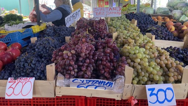 КИЛОГРАМ АЈВАРКЕ ДО 350 ДИНАРА: Шаренолика понуда воћа и поврћа на зеленим пијацама
