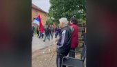 ЕМОТИВАН ВИДЕО ИЗ ПИРОТА: Бака и дека поздрављају слободне грађане који шетају против блокада (ВИДЕО) ЕМОТИВАН ВИДЕО ИЗ ПИРОТА: Бака и дека поздрављају слободне грађане који шетају против блокада (ВИДЕО)