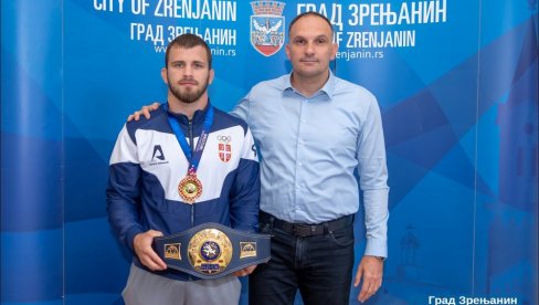 СВЕЧАНО У ЗРЕЊАНИНУ: Стигао светски шампион, Александар Комаров СВЕЧАНО У ЗРЕЊАНИНУ: Стигао светски шампион, Александар Комаров