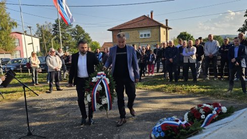 УГЉЕВИК ЈОШ СВЕЖА СЕЋАЊА НА ЖРТВЕ СА ЛИСАЧЕ: Жртвама сва пажња и почаст УГЉЕВИК ЈОШ СВЕЖА СЕЋАЊА НА ЖРТВЕ СА ЛИСАЧЕ: Жртвама сва пажња и почаст