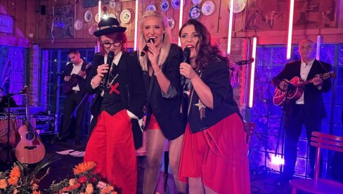 NOĆ TAMBURA I BOEMA: Frajle zasijale u svom prepoznatljivom stilu, a društvo im pravili i tamburaši (FOTO) NOĆ TAMBURA I BOEMA: Frajle zasijale u svom prepoznatljivom stilu, a društvo im pravili i tamburaši (FOTO)