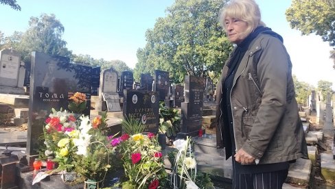 34 ГОДИНЕ БЕЗ ТОМЕ ЗДРАВКОВИЋА: Удовица Гордана запалила свеће, донела на помен богато послужење и ухватила је је туга (ФОТО) 34 ГОДИНЕ БЕЗ ТОМЕ ЗДРАВКОВИЋА: Удовица Гордана запалила свеће, донела на помен богато послужење и ухватила је је туга (ФОТО)