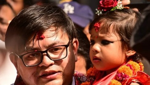 NEPAL IZABRAO NOVU ŽIVU BOGINJU KUMARI: Dvogodišnju Arjataru vernici i porodica ispratili do palate hrama