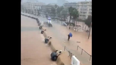 SVE JE POD VODOM, NA SNAZI CRVENI ALARM: Vatrogasci na Ibici raspoređeni su kako bi spasili ljude SVE JE POD VODOM, NA SNAZI CRVENI ALARM: Vatrogasci na Ibici raspoređeni su kako bi spasili ljude