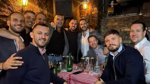 UREDNIK SA RTS-A U DRUŠTVU MANOJLOVIĆEVOG POKRETA: Ko još sumnja da je javni servis okupiran blokaderima? UREDNIK SA RTS-A U DRUŠTVU MANOJLOVIĆEVOG POKRETA: Ko još sumnja da je javni servis okupiran blokaderima?