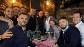 UREDNIK SA RTS-A U DRUŠTVU MANOJLOVIĆEVOG POKRETA: Ko još sumnja da je javni servis okupiran blokaderima? UREDNIK SA RTS-A U DRUŠTVU MANOJLOVIĆEVOG POKRETA: Ko još sumnja da je javni servis okupiran blokaderima?