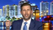 МОМ ОЦУ СУ УПАЛИ У КУЋУ: Трампов син полудео у уживо укључењу на ТВ-у (ВИДЕО) МОМ ОЦУ СУ УПАЛИ У КУЋУ: Трампов син полудео у уживо укључењу на ТВ-у (ВИДЕО)