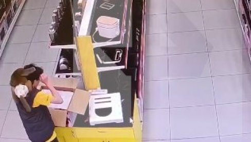 НАПАД МАЈМУНА У ПРОДАВНИЦИ: Најчуднији снимак који ћете данас видети НАПАД МАЈМУНА У ПРОДАВНИЦИ: Најчуднији снимак који ћете данас видети