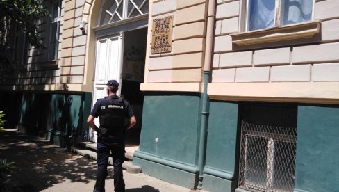 ДОЈАВА О БОМБИ У ШКОЛАМА У СЕВЕРНОМ БАНАТУ: Ученици евакуисани на безбедно, полиција проверава наводе ДОЈАВА О БОМБИ У ШКОЛАМА У СЕВЕРНОМ БАНАТУ: Ученици евакуисани на безбедно, полиција проверава наводе