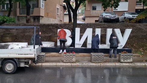 NOVI TEROR KURTIJEVE POLICIJE: Nepoznata lica uklonila znak Volim K. Mitrovicu (VIDEO) NOVI TEROR KURTIJEVE POLICIJE: Nepoznata lica uklonila znak Volim K. Mitrovicu (VIDEO)