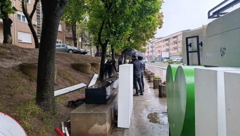 SMETAO IM NATPIS NA ĆIRILICI: Albanske vlasti severne Mitrovice uklonile prepoznatljiv znak u gradu SMETAO IM NATPIS NA ĆIRILICI: Albanske vlasti severne Mitrovice uklonile prepoznatljiv znak u gradu