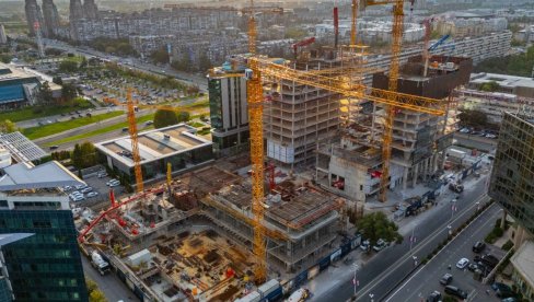 DELTA DISTRICТ ДОСТИГАО ВИСИНУ ОД 50 МЕТАРА: Постављене геотермалне сонде, прво усељење станара 2027, InterContinental хотел крајем 2026 DELTA DISTRICТ ДОСТИГАО ВИСИНУ ОД 50 МЕТАРА: Постављене геотермалне сонде, прво усељење станара 2027, InterContinental хотел крајем 2026