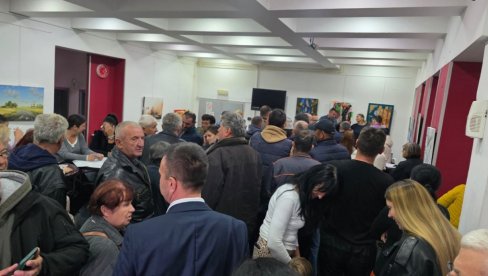 U MIONICI KRENULO PRIKUPLJANJE POTPISA: Građani u čekaju u redovima kako bi pružili podršku Vučiću i SNS-u (FOTO/VIDEO) U MIONICI KRENULO PRIKUPLJANJE POTPISA: Građani u čekaju u redovima kako bi pružili podršku Vučiću i SNS-u (FOTO/VIDEO)