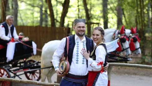 СВАДБА У СРПСКОЈ НАРОДНОЈ НОШЊИ: Стефан Ракић, пореклом из Параћина, са изабраницом швајцаркињом враћа се у Србију