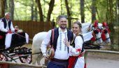 SVADBA U SRPSKOJ NARODNOJ NOŠNJI: Stefan Rakić, poreklom iz Paraćina, sa izabranicom švajcarkinjom vraća se u Srbiju