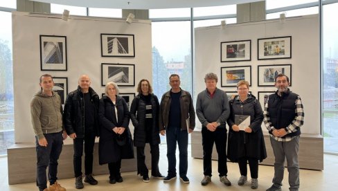 FESTIVAL „SARMATES“ POSETILI FOTOGRAFI IZ SLOVENIJE I HRVATSKE: Podrška uglednih imena sa foto-scene Paraćincima (FOTO) FESTIVAL „SARMATES“ POSETILI FOTOGRAFI IZ SLOVENIJE I HRVATSKE: Podrška uglednih imena sa foto-scene Paraćincima (FOTO)