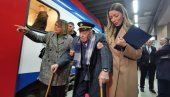 ВУЧИЋ МУ ИСПУНИО ЖЕЉУ: Дека Вукосав од 106 година најстарији путник у брзом возу за Суботицу (ВИДЕО)