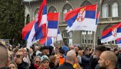 NOVOSTI NA LICU MESTA: Građani sa trobojkama čekaju brzi voz i predsednika Vučića (FOTO)