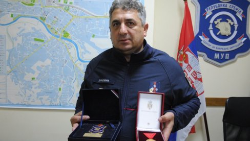 SVKI DAN NOVI JE IZAZOV: Kraljevčanin Pero Luković odlikovan zlatnom medaljom za hrabrost „Miloš Obilić“ SVKI DAN NOVI JE IZAZOV: Kraljevčanin Pero Luković odlikovan zlatnom medaljom za hrabrost „Miloš Obilić“