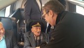 ХВАЛА ВАМ, ОДРЖАЛИ СТЕ РЕЧ! Дека Вукосав од 106 година се захвалио председнику Вучићу што се возио брзим возом до Суботице (ВИДЕО) ХВАЛА ВАМ, ОДРЖАЛИ СТЕ РЕЧ! Дека Вукосав од 106 година се захвалио председнику Вучићу што се возио брзим возом до Суботице (ВИДЕО)