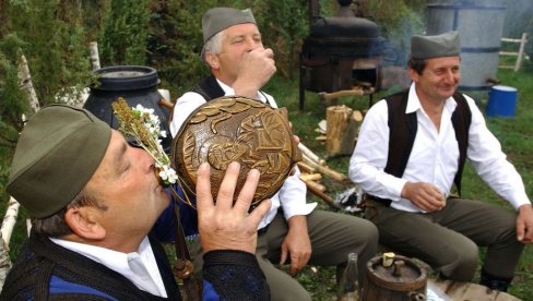 NAJBOLJU KAPLJICU PEKU LJUBAV ŠLJIVE, HRASTA I ČOVEKA:Istraživanje o viševekovnoj,tradicionalnoj porodičnoj proizvodnji rakije u Bajinoj Bašti NAJBOLJU KAPLJICU PEKU LJUBAV ŠLJIVE, HRASTA I ČOVEKA:Istraživanje o viševekovnoj,tradicionalnoj porodičnoj proizvodnji rakije u Bajinoj Bašti